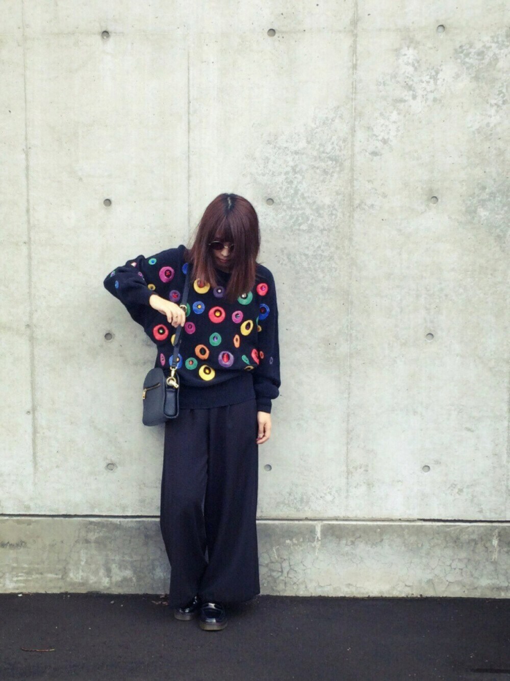 ブラック系のサロペット/オーバーオール、ブラック系のその他シューズ、ブラック系のクラッチバッグを着用したレディースの秋コーディネートの1枚目の写真