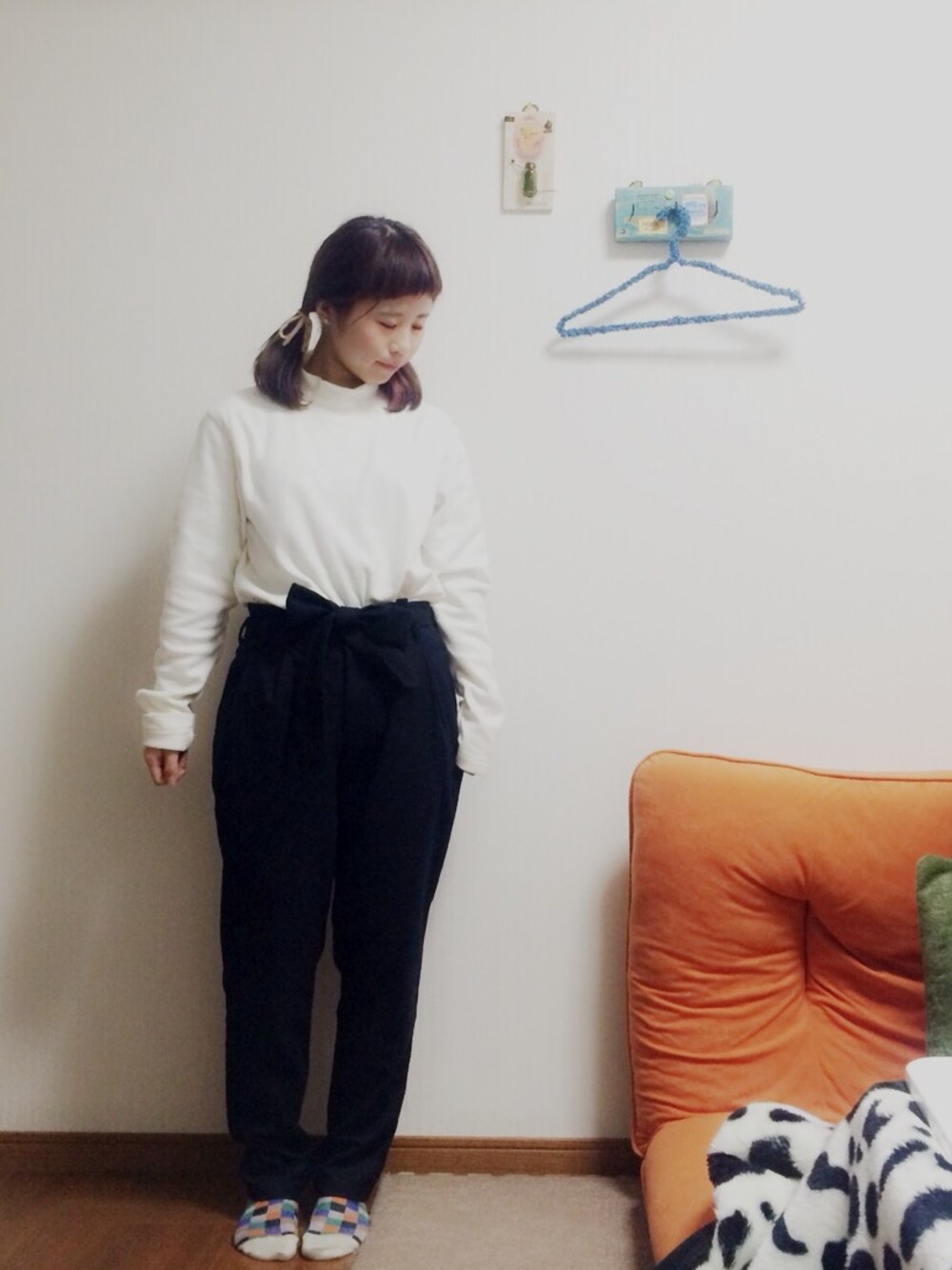 「白黒、白黒コーデ、黒、黒パンツ、ふたつむすび、オンザ眉毛、ハイウエスト」｜「NIKEのアイテム（スニーカー、ブラック系）」を使った、s a o c h a n ⑅◡̈*さん（レディース・150cm）の冬コーディネートの1枚目の写真