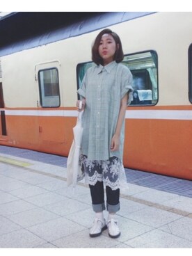 「Dr. Martens（ドクターマーチン）のアイテム（その他シューズ、ホワイト系）」を使った、楊以珩 Zoey Yangさん（レディース・163cm）の夏コーディネート