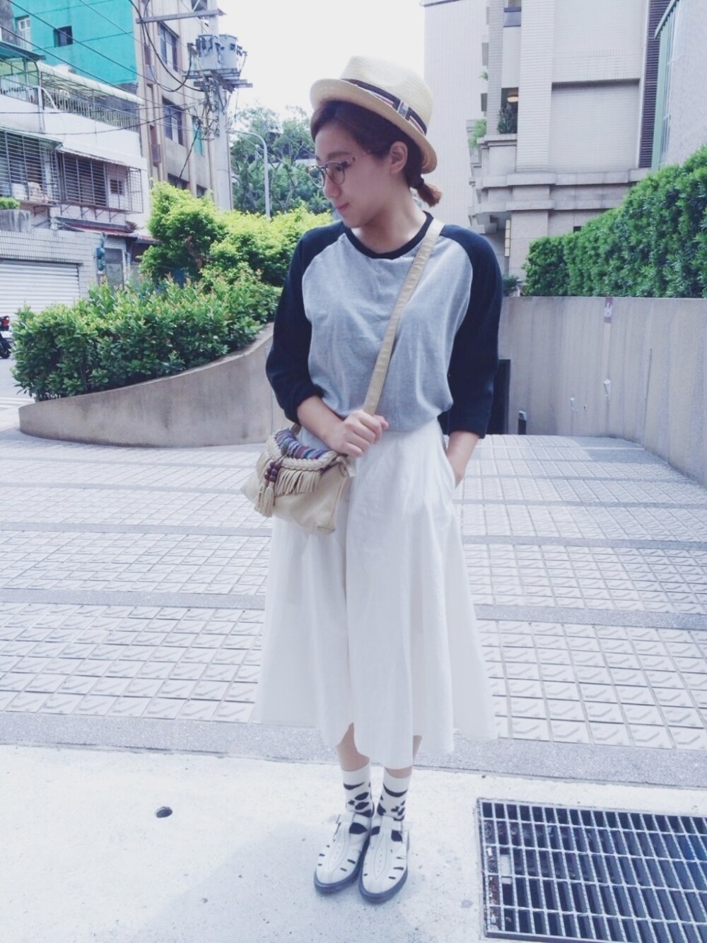 「HOME、brixton、UNIQLO、GLOBAL WORK、Dr.Martens、happy socks」｜「BRIXTONのアイテム（サンバイザー、ベージュ系）」を使った、楊以珩 Zoey Yangさん（メンズ・163cm）の秋コーディネートの1枚目の写真