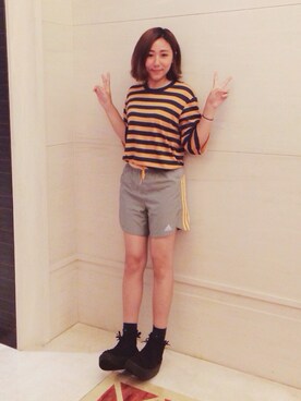 「adidas（アディダス）のアイテム（カーゴパンツ、グレー系）」を使った、楊以珩 Zoey Yangさん（レディース・163cm）の秋コーディネート