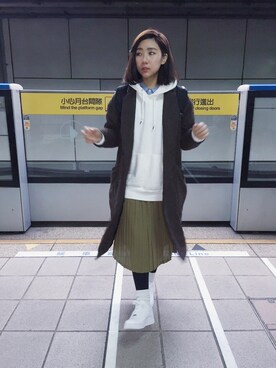 「NIKE（ナイキ）のNIKE AIR FORCE 1 LOW GS（スニーカー、ホワイト系）」を使った、楊以珩 Zoey Yangさん（レディース・163cm）の冬コーディネート
