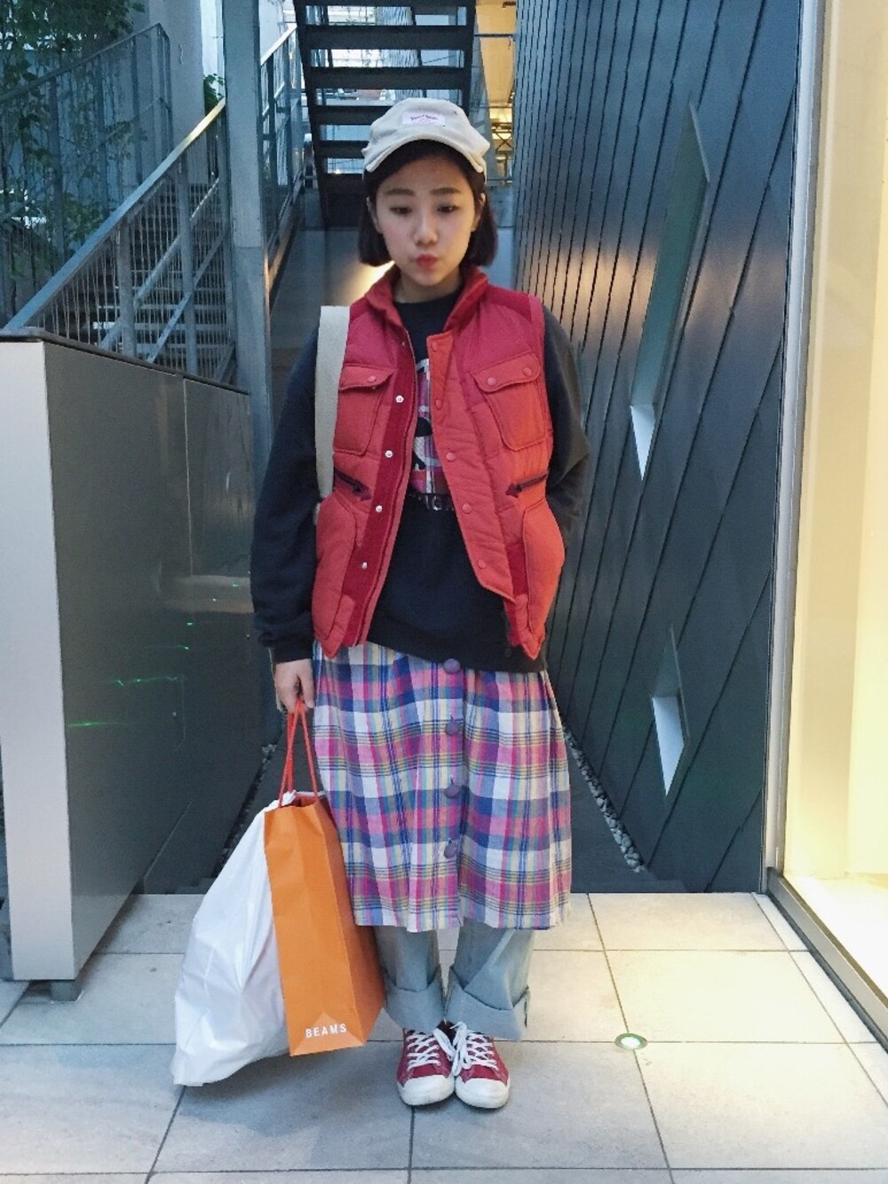 「White Mountaineering、ROUND HOUSE、ootd、Japan、red」｜「WHITE MOUNTAINEERINGのアイテム（ダウンベスト、レッド系）」を使った、楊以珩 Zoey Yangさん（レディース・163cm）の冬コーディネートの1枚目の写真