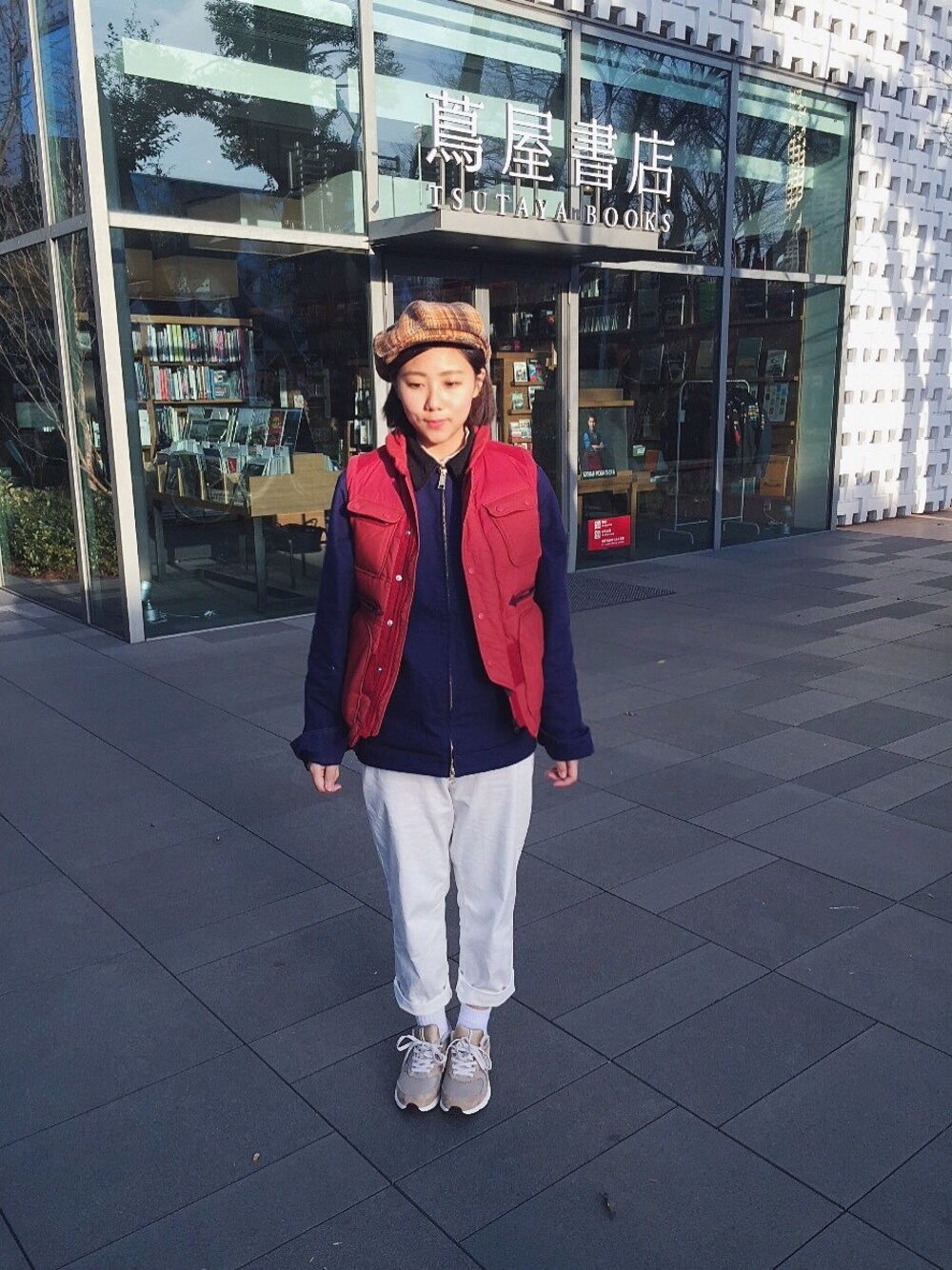 「ootd、TOKYO、New Balance」｜「NEW BALANCEのアイテム（スニーカー、ゴールド系）」を使った、楊以珩 Zoey Yangさん（レディース・163cm）の冬コーディネートの1枚目の写真