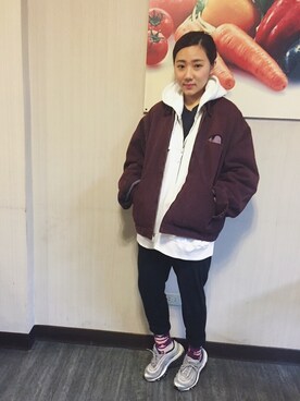 「NIKE（ナイキ）のアイテム（スニーカー、グレー系）」を使った、楊以珩 Zoey Yangさん（レディース・163cm）の春コーディネート