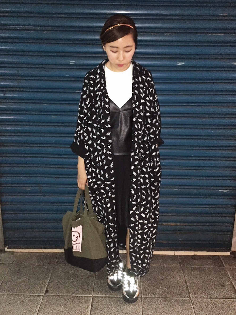 「ikumi、vintage、The POOL AOYAMA、NIKE AIR MAX」｜「IKUMIのアイテム（トレンチコート、ブラック系）」を使った、楊以珩 Zoey Yangさん（レディース・163cm）の春コーディネートの1枚目の写真