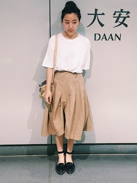 「mercibeaucoup,（メルシーボークー）のＳ：チノスカ（スカート、ブルー系）」を使った、楊以珩 Zoey Yangさん（レディース・163cm）の夏コーディネート