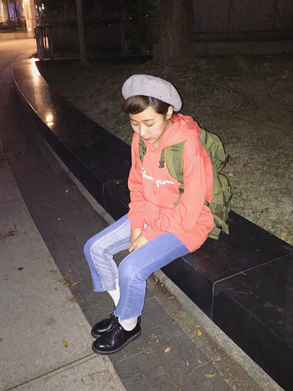 「ootd、snidel、Champion、idid、Dr.Martens」｜「SNIDELのアイテム（ハンチング/ベレー帽、グレー系）」を使った、楊以珩 Zoey Yangさん（レディース・163cm）の秋コーディネートの1枚目の写真