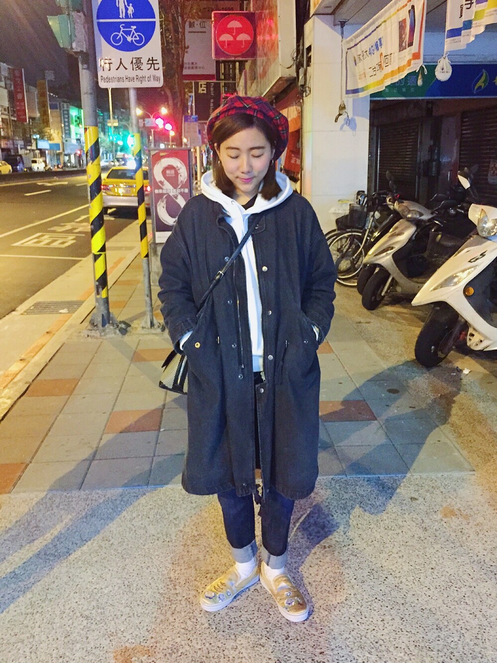 「ootd、vintage、have a good time、BEAMS、COACH、VANS」｜「BEAMSのhave a good time / プルオーバー パーカー（パーカー、ホワイト系）」を使った、楊以珩 Zoey Yangさん（レディース・163cm）の冬コーディネートの1枚目の写真