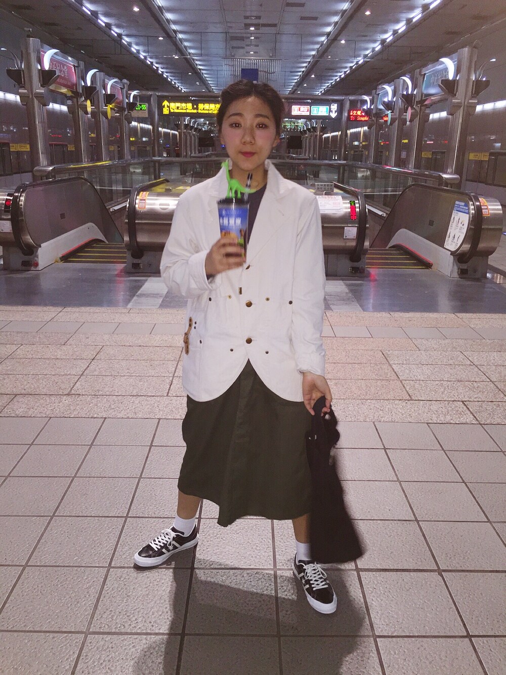 「NEIGHBORHOOD、Richardson、converse、ootd」｜「NEIGHBORHOODのアイテム（ジャケット/アウター、ホワイト系）」を使った、楊以珩 Zoey Yangさん（レディース・163cm）の冬コーディネートの1枚目の写真