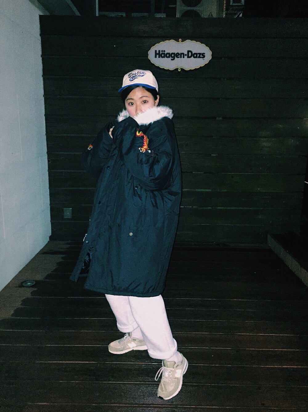 「ootd、vintage、New Balance」｜「NEW BALANCEのアイテム（スニーカー、ベージュ系）」を使った、楊以珩 Zoey Yangさん（レディース・163cm）の冬コーディネートの1枚目の写真