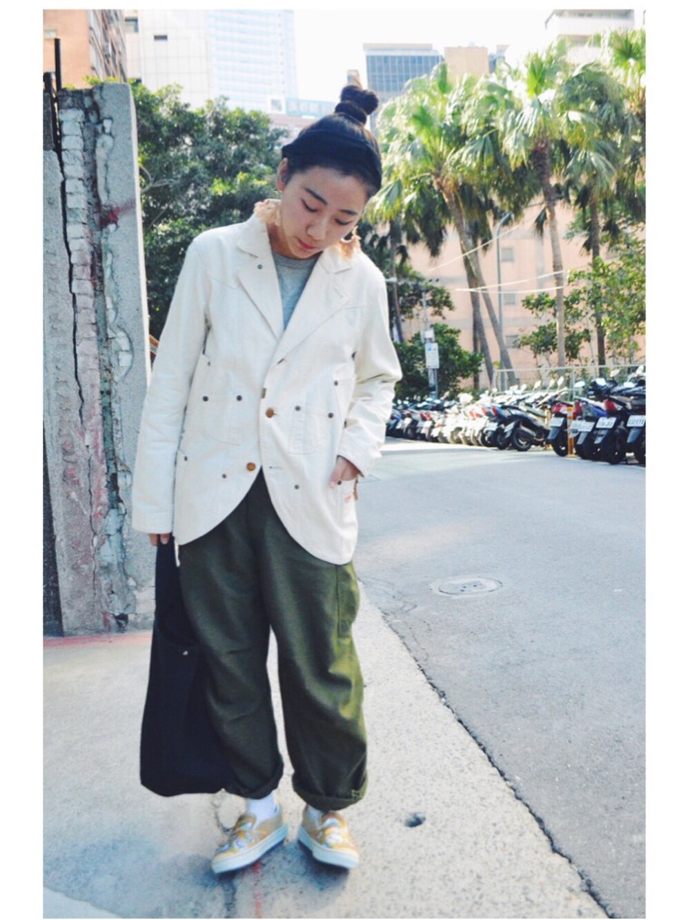 「NEIGHBORHOOD、Richardson、VANS、M65」｜「NEIGHBORHOODのアイテム（ジャケット/アウター、ホワイト系）」を使った、楊以珩 Zoey Yangさん（レディース・163cm）の春コーディネートの1枚目の写真