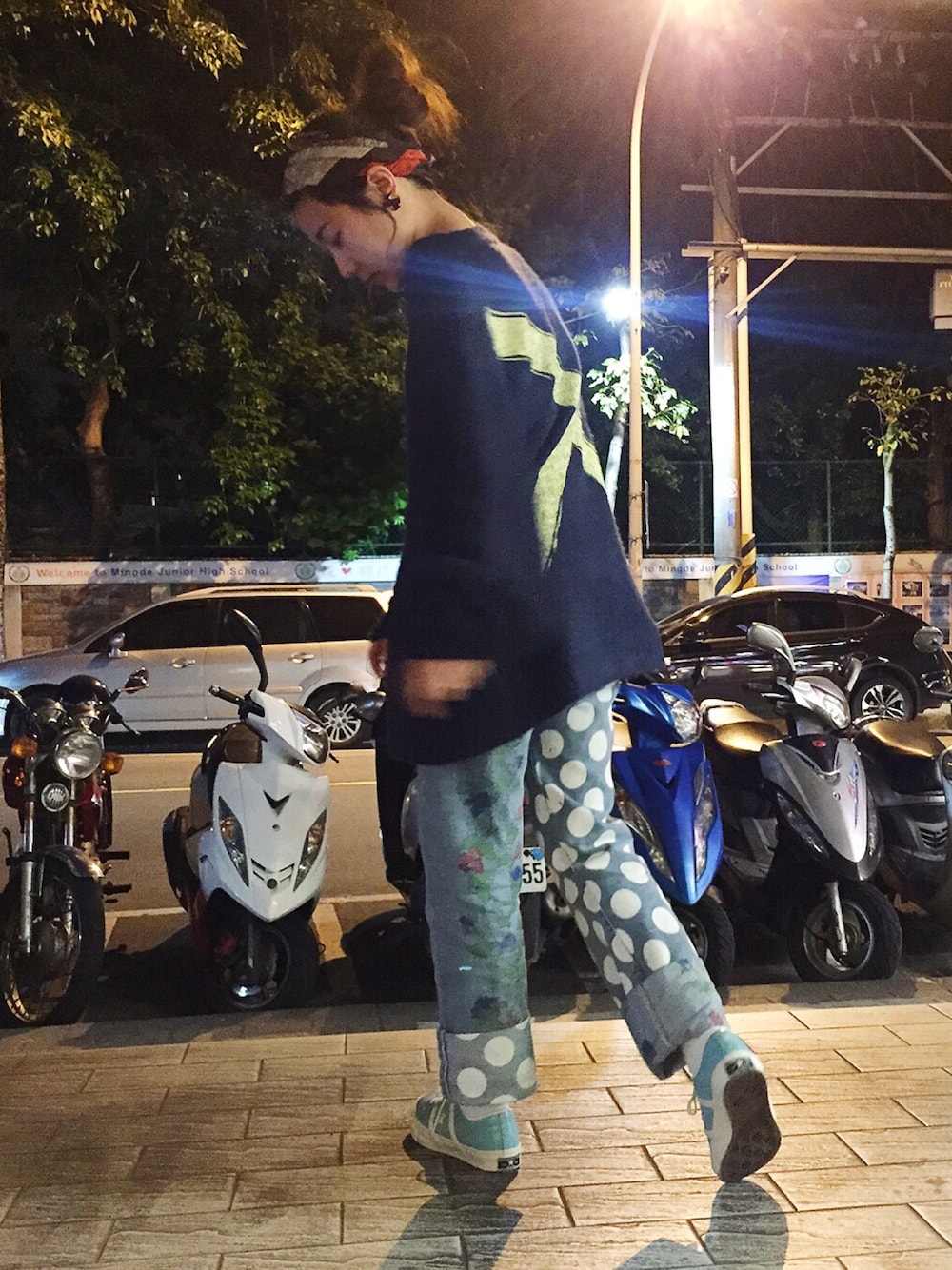 「ootd、LABRAT、HOUSE OF HOLLAND、Levi's、onestar、converse」｜「LABRATのアイテム（ニット/セーター、ブルー系）」を使った、楊以珩 Zoey Yangさん（レディース・163cm）の春コーディネートの1枚目の写真