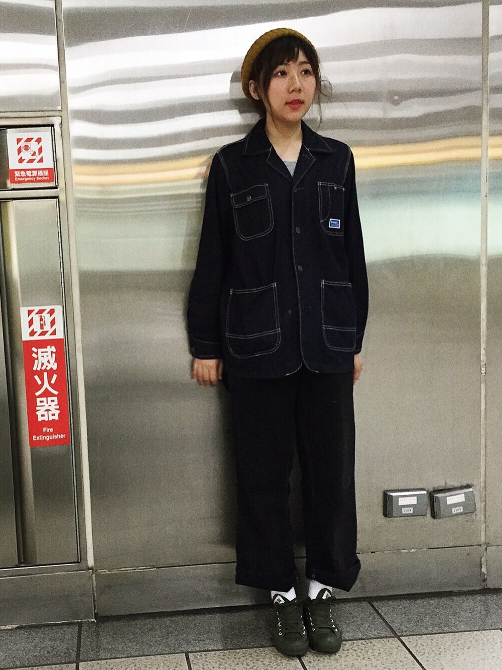 「Brappers、carhartt、converse、vintage」｜「BRAPPERSのアイテム（デニムジャケット、ブルー系）」を使った、楊以珩 Zoey Yangさん（レディース・163cm）の春コーディネートの1枚目の写真
