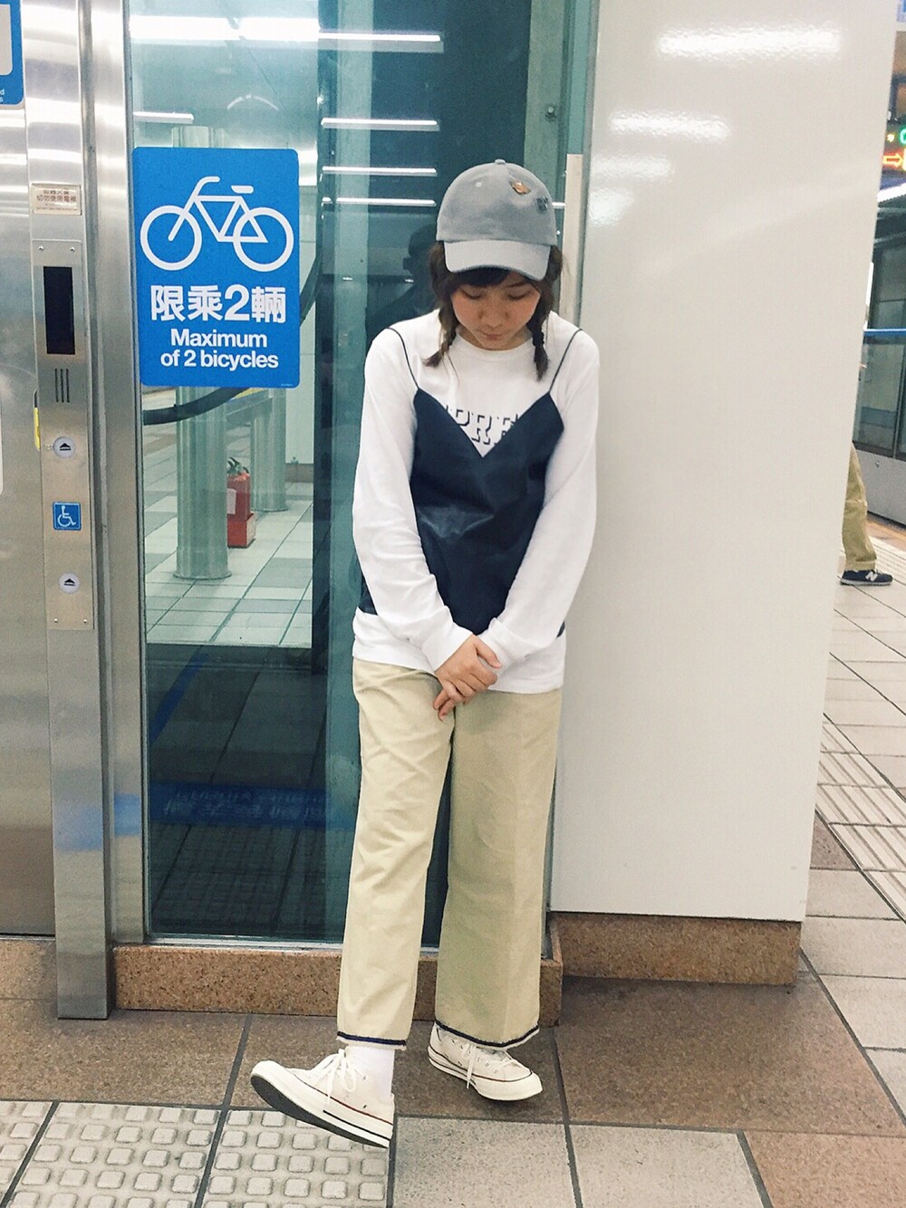 「ootd、NEEDLES、tradingfloor、supreme」｜「tradingfloorのアイテム（帽子、グレー系）」を使った、楊以珩 Zoey Yangさん（レディース・163cm）の春コーディネートの1枚目の写真