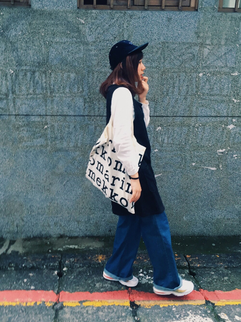 「ootd、supreme、NIKE AIR MAX、air max 95」｜「Supreme のアイテム（帽子、ブルー系）」を使った、楊以珩 Zoey Yangさん（レディース・163cm）の春コーディネートの1枚目の写真