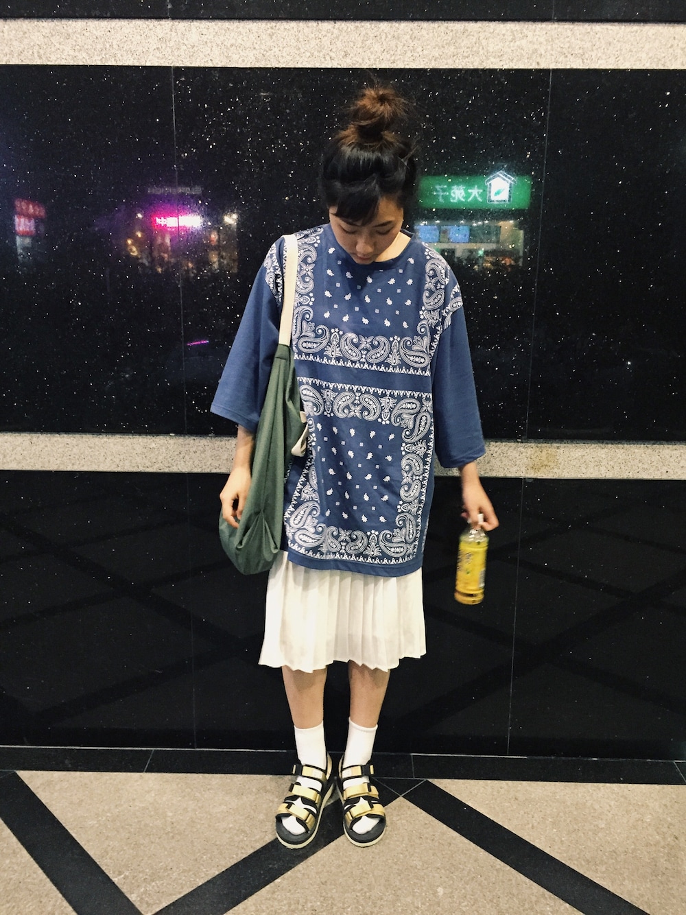 「ootd、ENGINEERED GARMENTS、suicoke、moussy」｜「MOUSSYのPAISLEY BANDANA BIG TS OPJ（Tシャツ/カットソー、ブルー系）」を使った、楊以珩 Zoey Yangさん（レディース・163cm）の春コーディネートの1枚目の写真