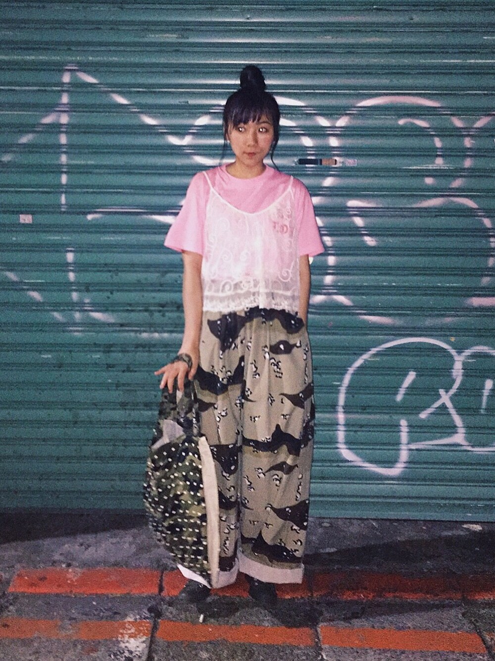 「BIG LOVE RECORD、converse」｜「big love recordsのアイテム（Tシャツ/カットソー、ピンク系）」を使った、楊以珩 Zoey Yangさん（レディース・163cm）の春コーディネートの1枚目の写真