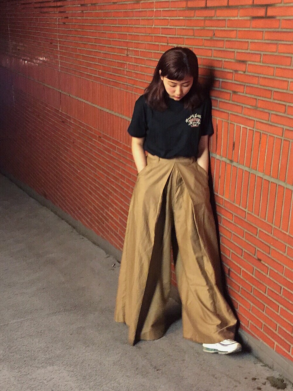 「Ray BEAMS、AIR MAX、ootd」｜「Ray BEAMSの◇RBS / BOX タック ワイドパンツ（その他パンツ、ブルー系）」を使った、楊以珩 Zoey Yangさん（レディース・163cm）の夏コーディネートの1枚目の写真