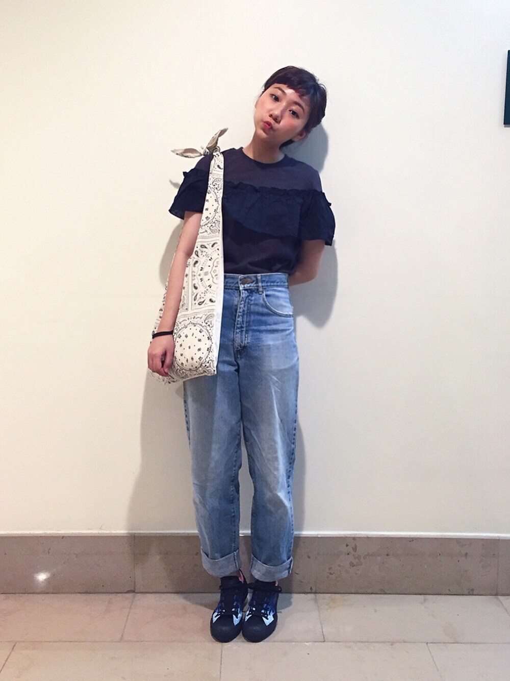 「KENZO、converse」｜「KENZOのアイテム（デニムパンツ、ブルー系）」を使った、楊以珩 Zoey Yangさん（レディース・163cm）の夏コーディネートの1枚目の写真