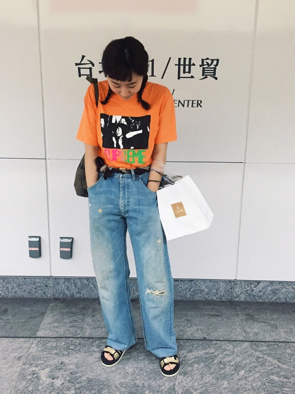 「Ootd #、supreme、LEE、suicoke」｜「Supreme のアイテム（Tシャツ/カットソー、オレンジ系）」を使った、楊以珩 Zoey Yangさん（レディース・163cm）の夏コーディネートの1枚目の写真
