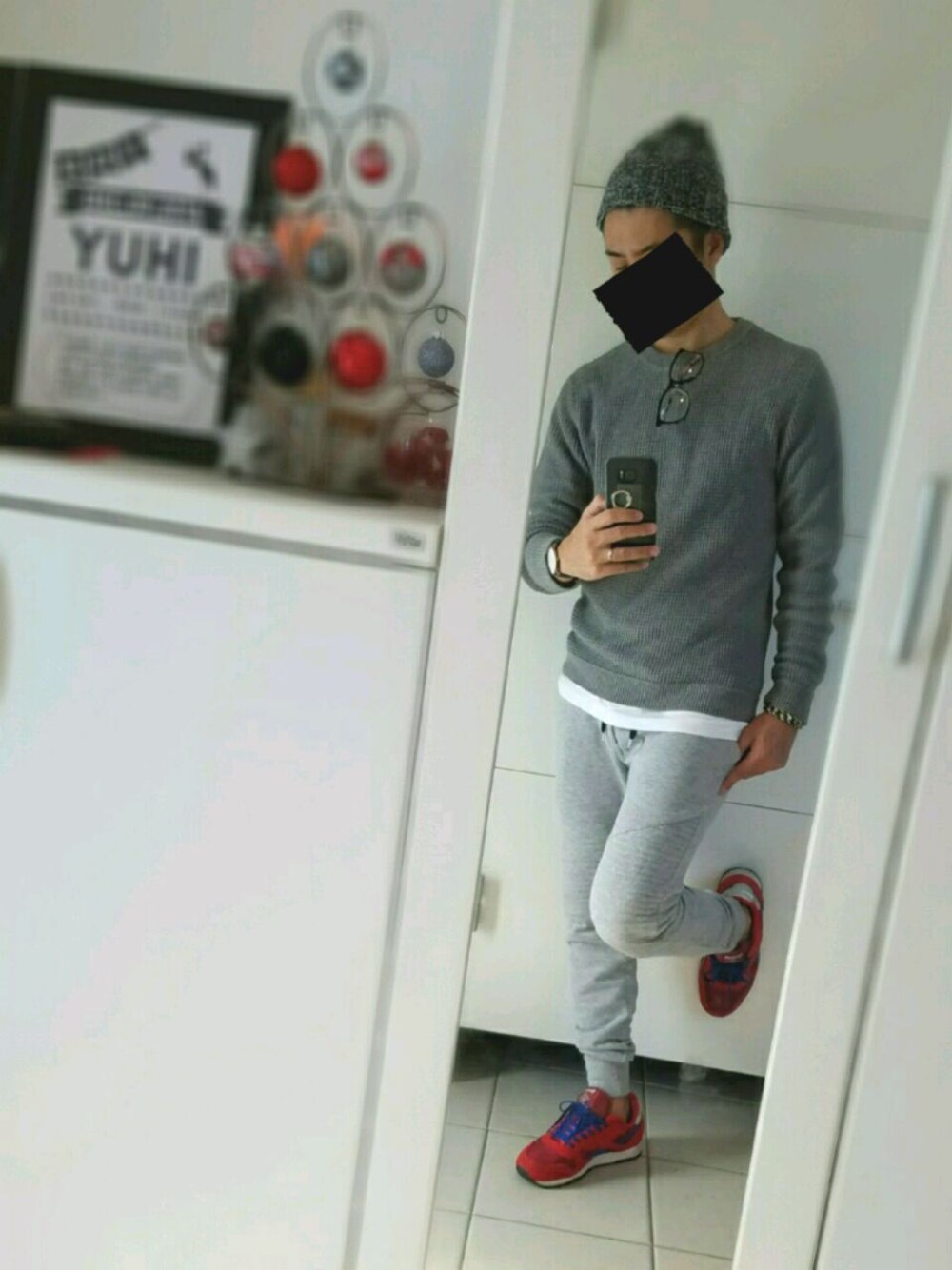 「休日スタイル、スニーカー、ニット帽、H&M、ダニエルウェリントン、リーボック(Reebok)、赤スニーカー、スウェットパンツ、パパコーデ」｜「Reebokのアイテム（スニーカー、レッド系）」を使った、Piseizyu-さん（メンズ・170cm）の冬コーディネートの1枚目の写真