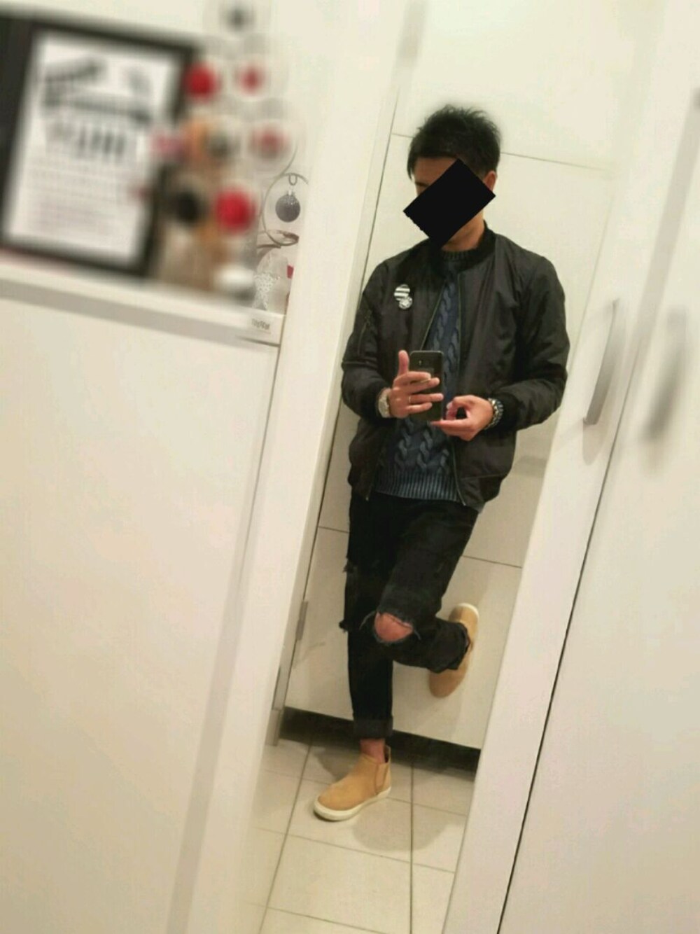 「黒、ニット、パパコーデ、ダメージデニムパンツ、ベイフロー(BAYFLOW)、MA-1、UNIQLO、サイドゴアブーツ、ロレックス」｜「Dedesのアイテム（スニーカー、ベージュ系）」を使った、Piseizyu-さん（メンズ・170cm）の冬コーディネートの1枚目の写真