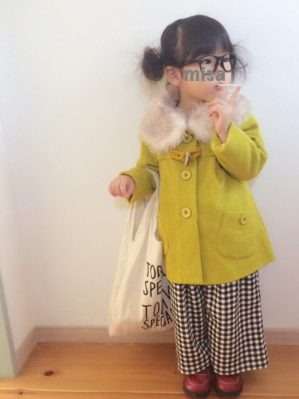 その他のその他パンツ、ベージュ系のエコバッグ/サブバッグ、イエロー系のジャケット/アウターを着用したキッズの秋コーディネートの1枚目の写真