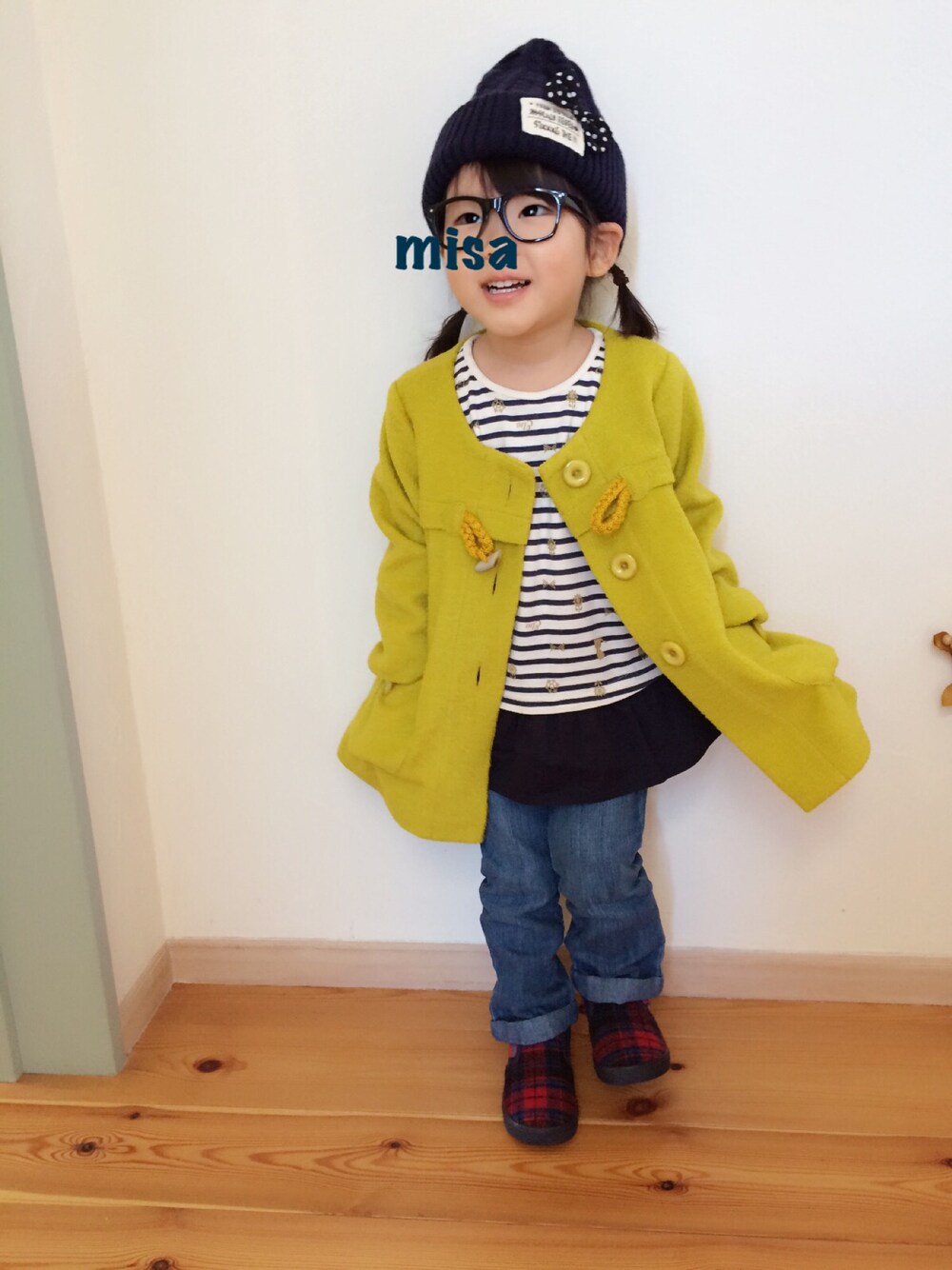 イエロー系のジャケット/アウター、ブルー系のTシャツ/カットソー、ブルー系のデニムパンツを着用したキッズの冬コーディネートの1枚目の写真