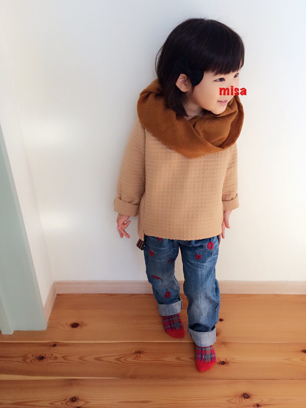 イエロー系のTシャツ/カットソー、ブルー系のデニムパンツ、ブラック系のその他を着用したキッズの冬コーディネートの1枚目の写真