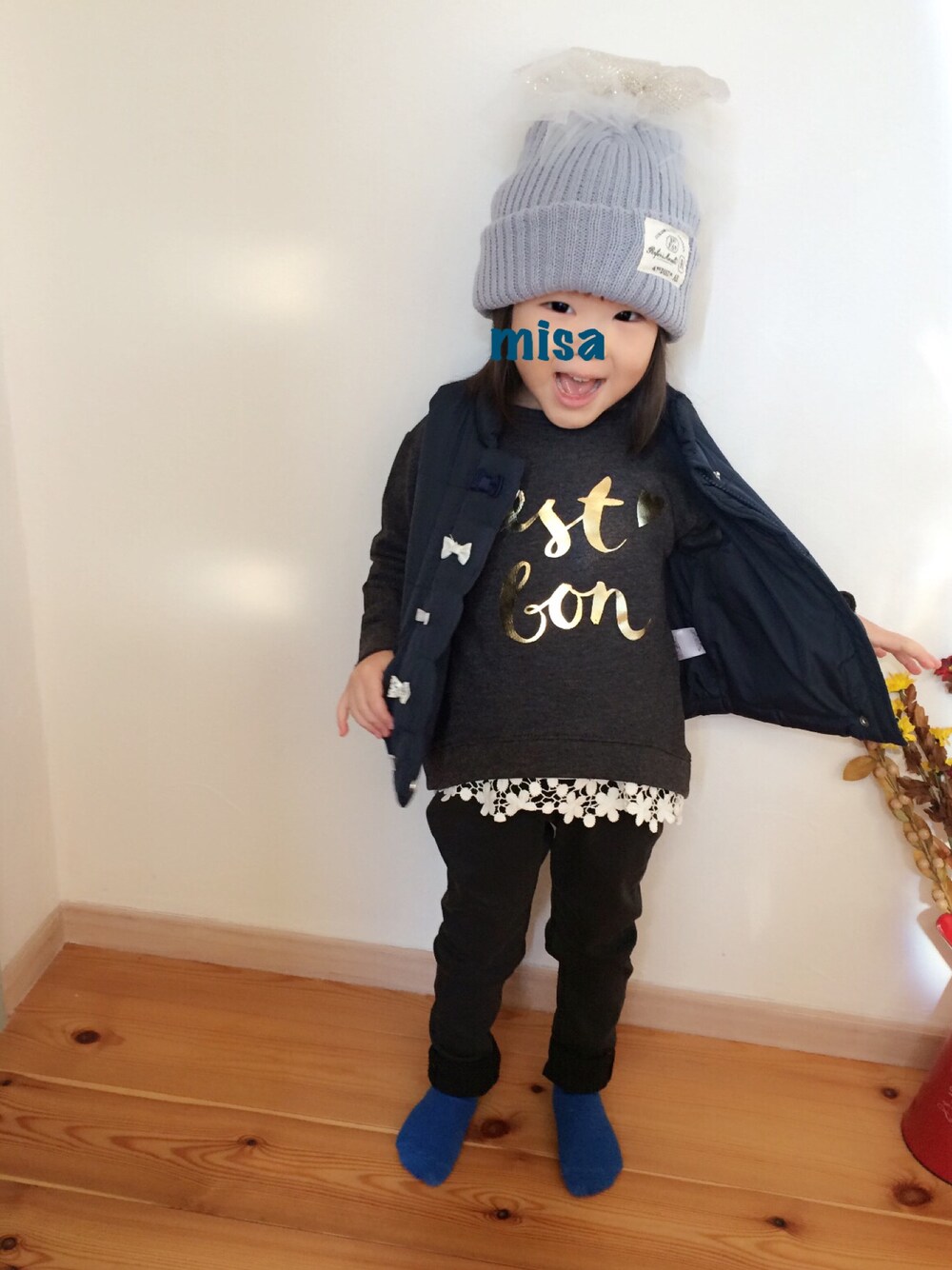 ブルー系のダウンベスト、グレー系のスウェット、ホワイト系のTシャツ/カットソーを着用したキッズの冬コーディネートの1枚目の写真