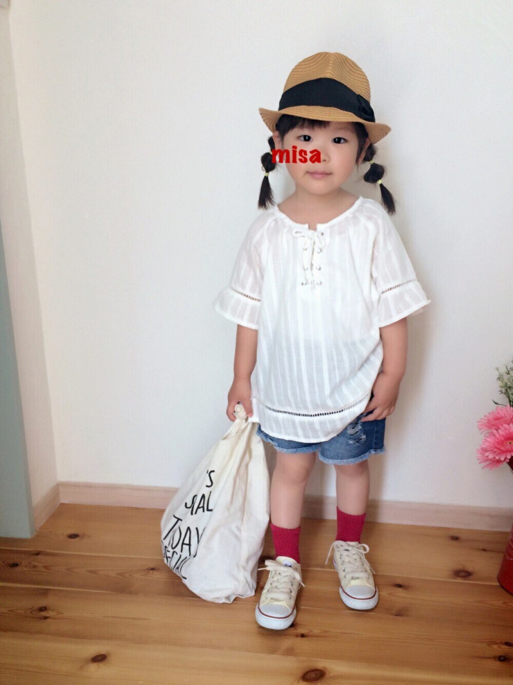 「夏コーデ、女の子、ペーパーハット、もうすぐ4歳、ダメージデニムパンツ、コンバース」｜「THE SHOP TK のフロントレースアップワンピース（アンサンブル、ホワイト系）」を使った、misaさん（キッズ・100cm）の春コーディネートの1枚目の写真