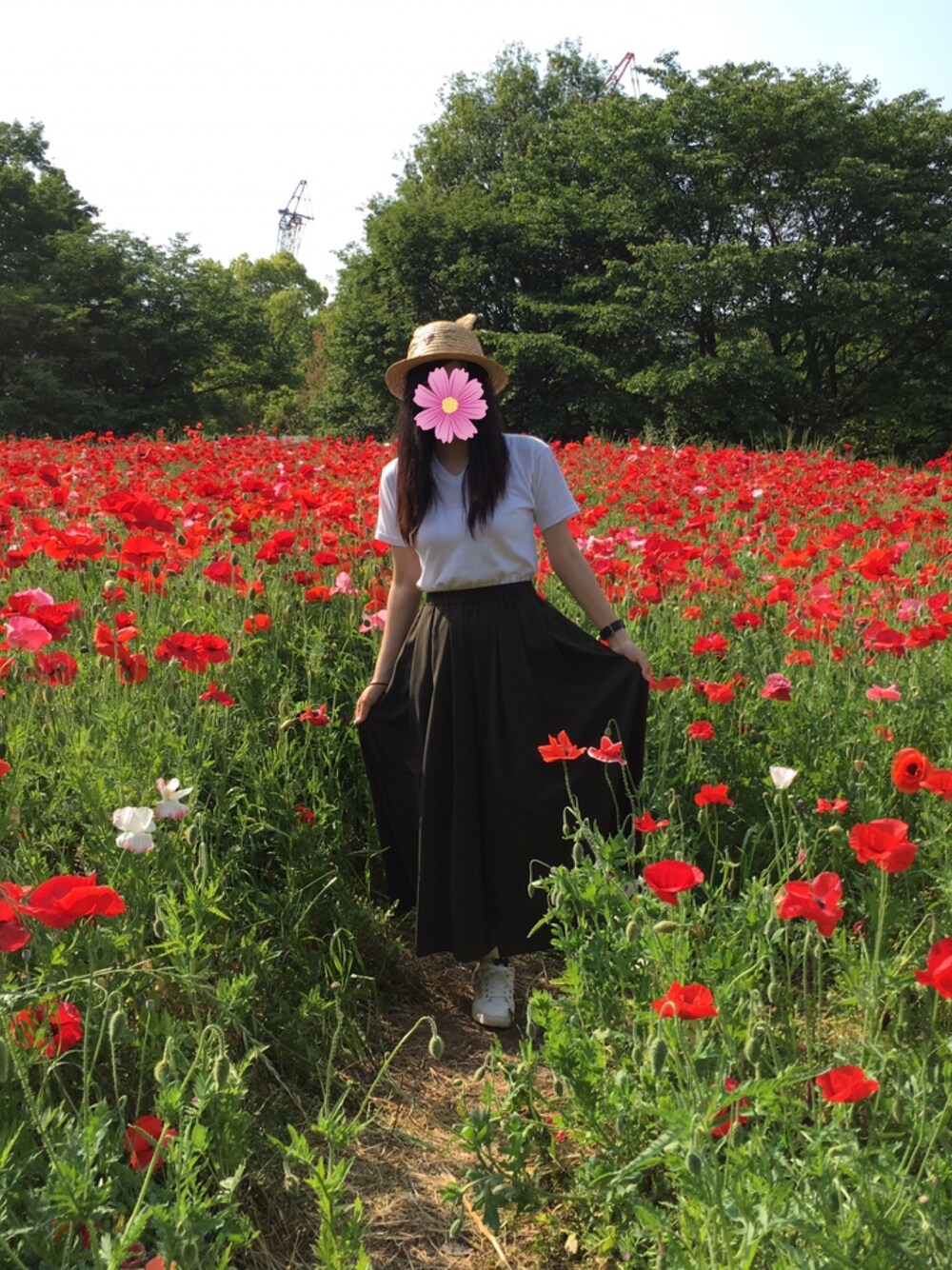 ホワイト系のTシャツ/カットソー、グリーン系のパンツ、ホワイト系のスニーカーを着用したレディースの春コーディネートの1枚目の写真