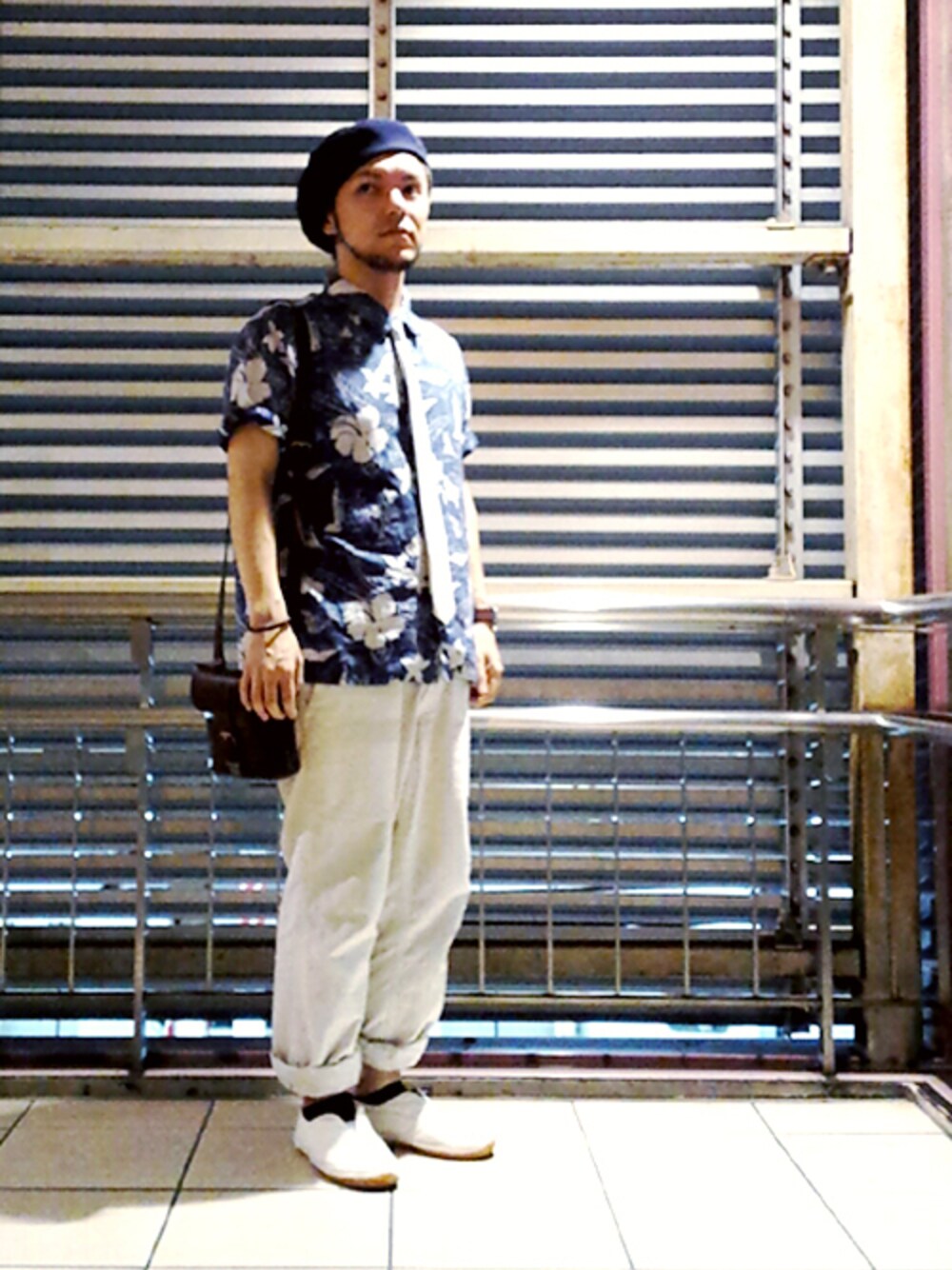 ホワイト系のネクタイ、ブルー系のシャツ/ブラウス、ブラウン系のショルダーバッグを着用したメンズの夏コーディネートの1枚目の写真