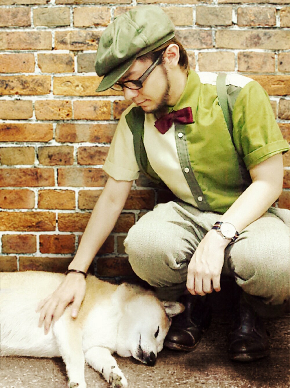 グリーン系のシャツ/ブラウス、ブラウン系のその他シューズ、グリーン系のキャスケットを着用したメンズの夏コーディネートの1枚目の写真