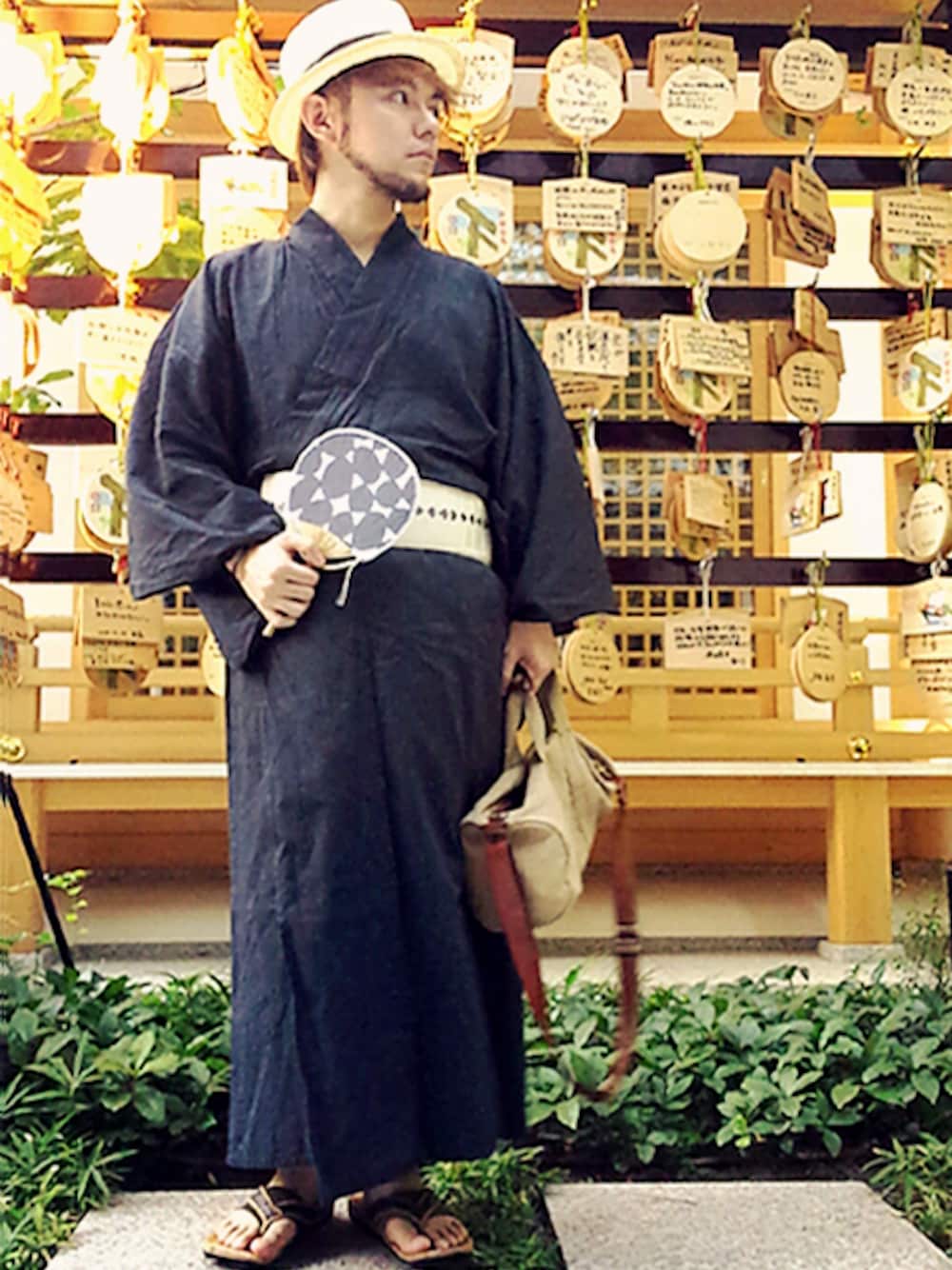 ベージュ系のボストンバッグ、ブラウン系のサンダル、ベージュ系のハットを着用したメンズの夏コーディネートの1枚目の写真