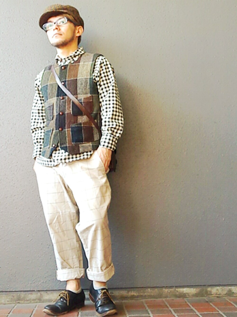 ベスト、ブラック系のシャツ/ブラウス、ベージュ系のその他パンツを着用したメンズの秋コーディネートの1枚目の写真