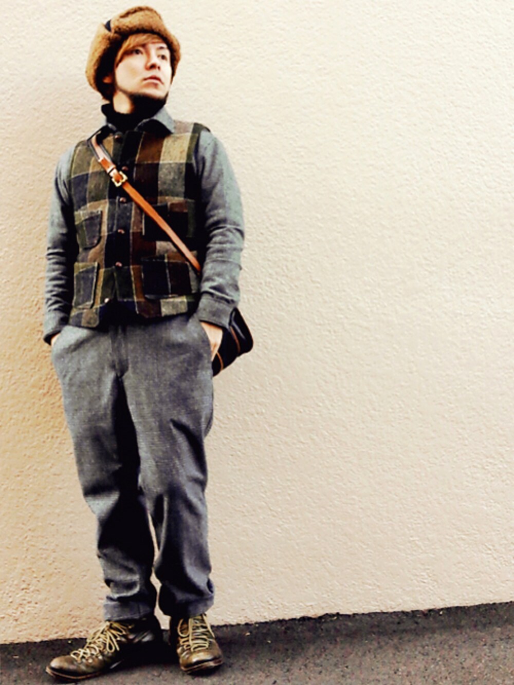 ブラック系のつなぎ/オールインワン、ベスト、ブラック系のニット/セーターを着用したメンズの冬コーディネートの1枚目の写真