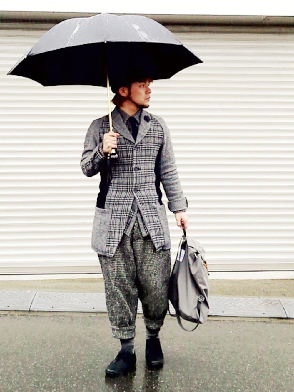 グレー系のその他アウター、グレー系のシャツ/ブラウス、グレー系のバックパック/リュックを着用したメンズの冬コーディネートの1枚目の写真