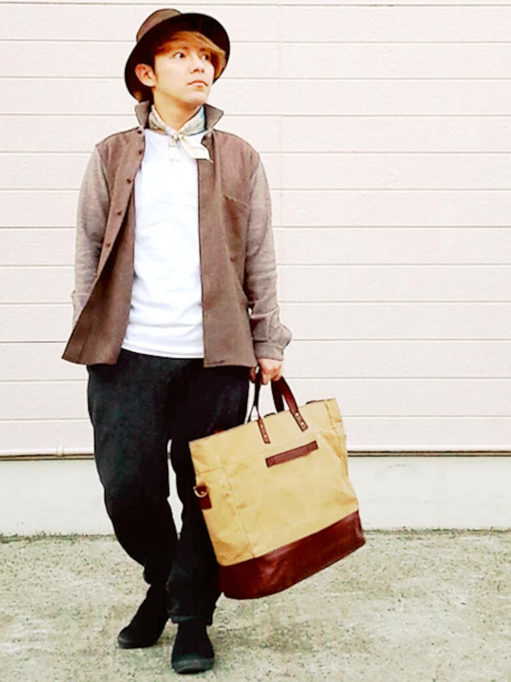 ブラウン系のシャツ/ブラウス、ホワイト系のTシャツ/カットソー、グリーン系のトートバッグを着用したメンズの春コーディネートの1枚目の写真