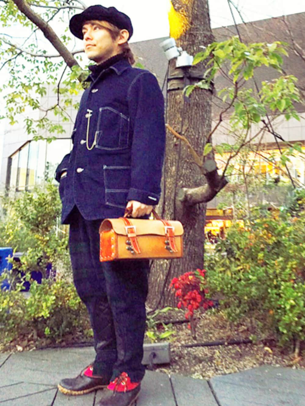 ブルー系のカバーオール、ブラック系のニット/セーター、グリーン系のその他パンツを着用したメンズの春コーディネートの1枚目の写真