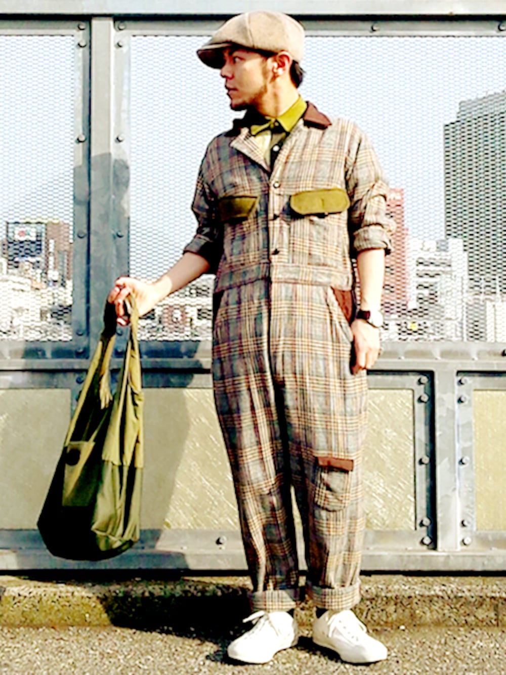 ブラウン系のつなぎ/オールインワン、グリーン系のシャツ/ブラウス、グリーン系のトートバッグを着用したメンズの春コーディネートの1枚目の写真