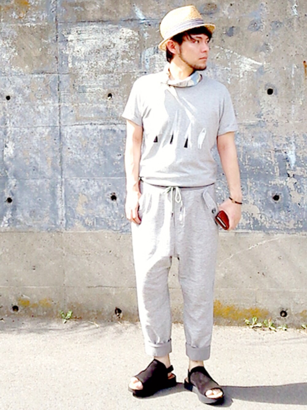 グレー系のTシャツ/カットソー、グレー系のその他パンツ、ブラック系のサンダルを着用したメンズの夏コーディネートの1枚目の写真