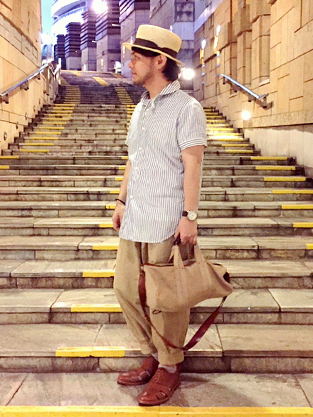 ブルー系のシャツ/ブラウス、ベージュ系のその他パンツ、ベージュ系のボストンバッグを着用したメンズの夏コーディネートの1枚目の写真