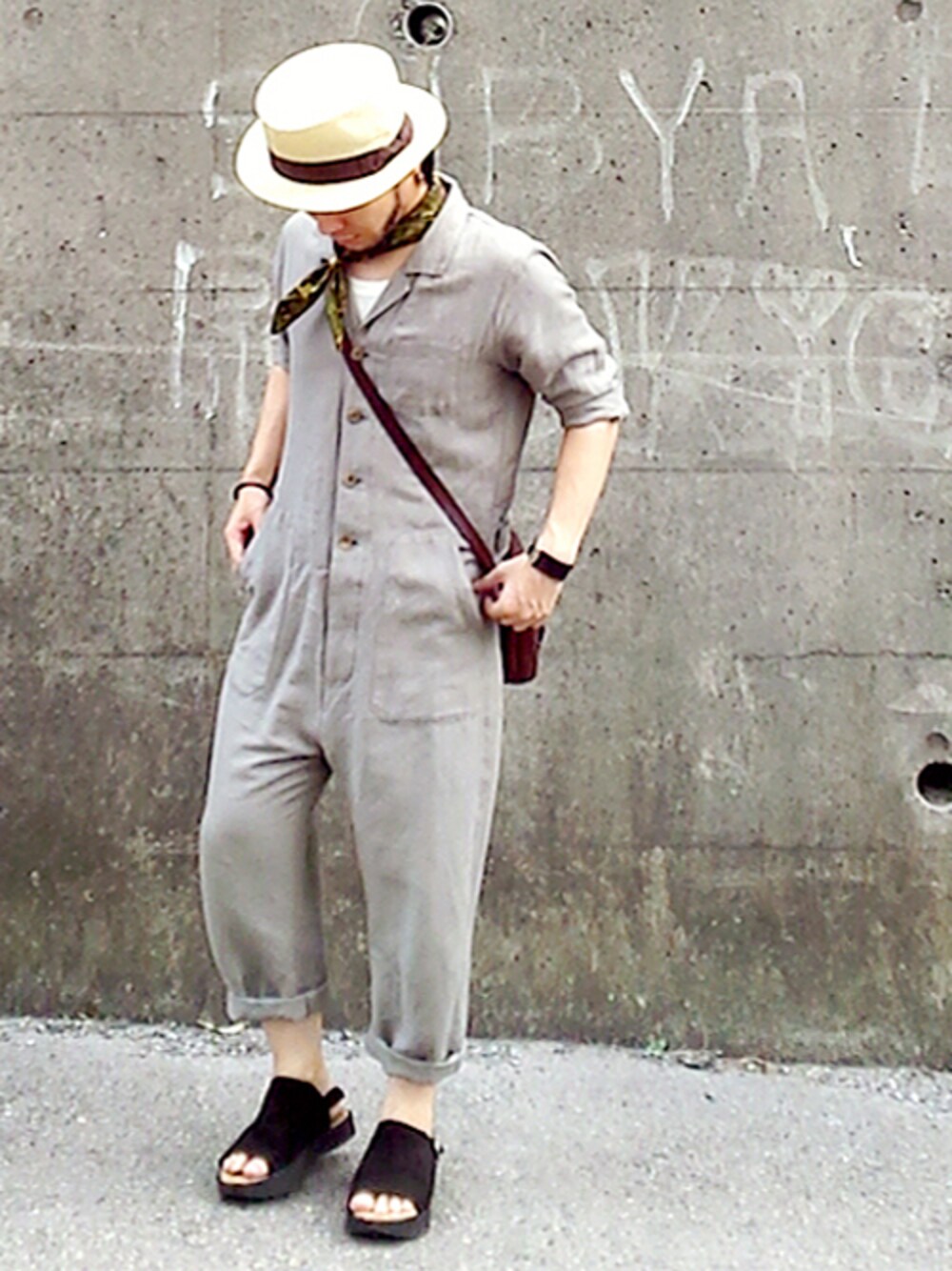 ブラウン系のつなぎ/オールインワン、ホワイト系のTシャツ/カットソー、ブラック系のサンダルを着用したメンズの夏コーディネートの1枚目の写真