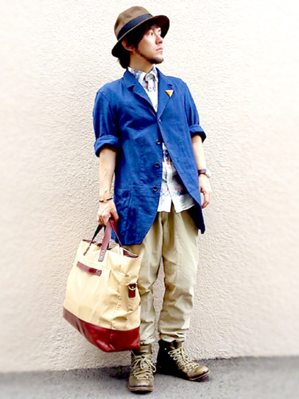 ブルー系のその他アウター、その他のシャツ/ブラウス、グリーン系のトートバッグを着用したメンズの秋コーディネートの1枚目の写真