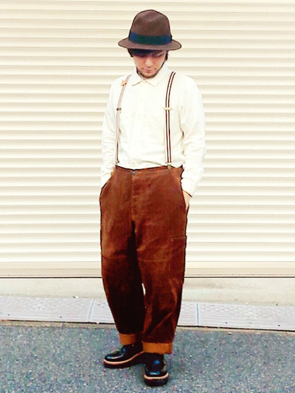 ホワイト系のシャツ/ブラウス、イエロー系のチノパンツ、ブラック系のドレスシューズを着用したメンズの秋コーディネートの1枚目の写真