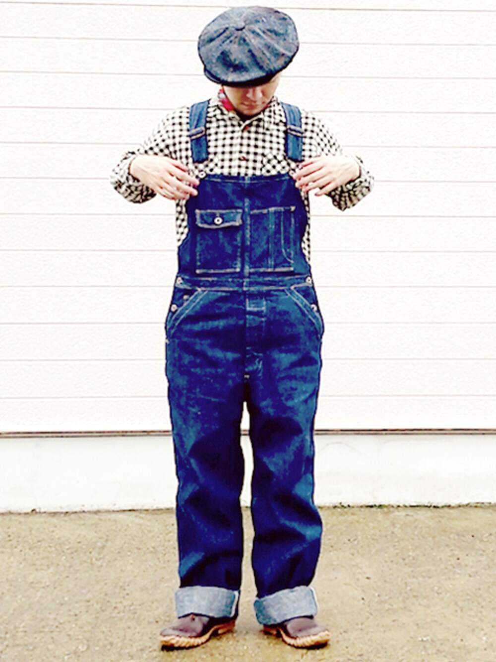 ブラック系のシャツ/ブラウス、ブルー系のつなぎ/オールインワン、レッド系のその他シューズを着用したメンズの秋コーディネートの1枚目の写真