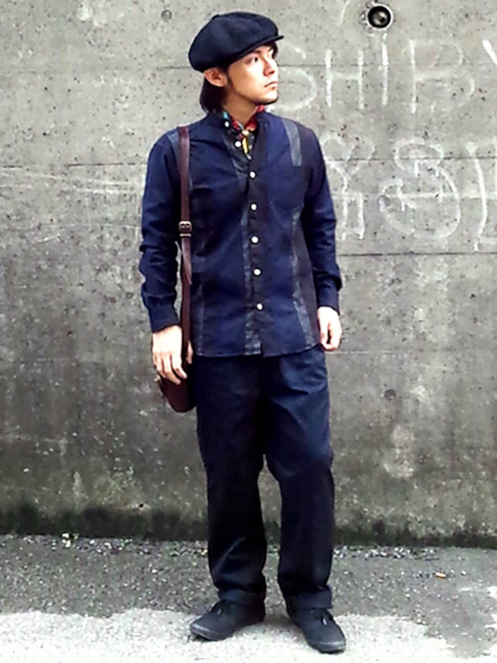 ブラック系のシャツ/ブラウス、ブルー系のその他パンツ、ブラック系のスニーカーを着用したメンズの秋コーディネートの1枚目の写真