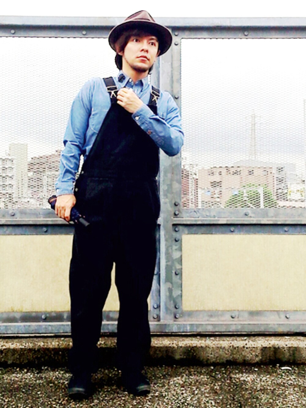 グレー系のサロペット/オーバーオール、ブラック系のスニーカー、ブルー系のその他小物を着用したメンズの秋コーディネートの1枚目の写真